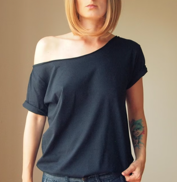 Kemeja dengan potongan off-shoulder